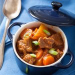 Вечеря для всеїдних: тушкована телятина з картоплею