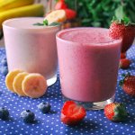 Смузі з бананів і ягід — свіжих або заморожених