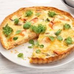 Кіш лорен з броколі та лососем — пікантна випічка для особливих моментів