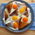 Запечені французькі тости з вершками та яйцями