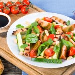 Салат зі смаженою куркою, арахісом і шпинатом