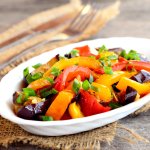 Вегетаріанський салат із запеченим перцем і баклажаном — для тих, хто дбає про талію