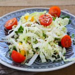 Салат із пекінської капусти, чері та руколи
