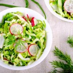 Легкий салат з молодою капустою — секрет у заправці