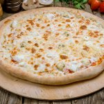 Смакуй, поки тягнеться: як приготувати найсмачнішу піцу «Три сири»