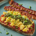 Українська бовтанка-скрембл із сиром і беконом — рецепт від шеф-кухаря Юрія Кошика