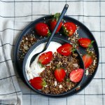 Сніданок з йогуртом і полуницею — райська насолода