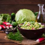 Вітамінний салат з молодої капусти і редиски — просто, швидко, корисно