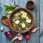 Зелений борщ з м’ясними кульками — ситна версія на весняний обід 