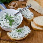 Найпростіша сирна намазка на хліб — домашній рецепт