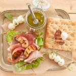 Тост із теплими персиками, сиром і медом — на корисний сніданок