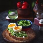 Тости із зеленим горошком, яйцем і шпинатом
