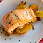 Швидка вечеря: запечений лосось з овочами у фользі