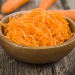 Морквяна стружка з лимонним соком — здоровий гарнір для повсякденного меню