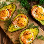 Запечене авокадо з копченим лососем і яйцем — сніданок мрії