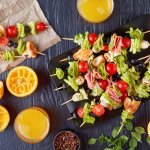 Антипасті на шпажках — цікава подача італійських закусок