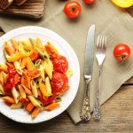 Аромат Середземномор’я: макарони із солодким перцем та помідорами