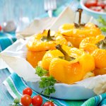 Швидка вечеря: перці, фаршировані квасолею та кіноа