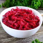 Салат з буряком і кислою капустою — бюджетно, просто й універсально