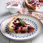 Сметанний пиріг із замороженими ягодами — найпростіший рецепт без розкатування тіста 