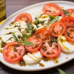 Салат «Капрезе» з каперсами — рецепт літньої свіжості