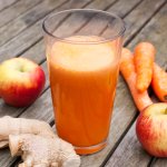 Ранковий сік з моркви, томатів та імбиру