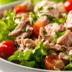 Салат з тунцем «Зелена богиня» — рецепт, який ви приготуєте за 10 хвилин