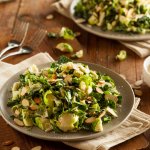 Салат із брюссельської капусти з пармезаном 