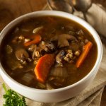 Пісне обіднє меню: суп з рисом і білими грибами