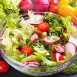 Пікантний салат із редиски, томатів і зелені