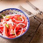 Пара до плову і не тільки — рецепт салату ачучук з помідорами та цибулею