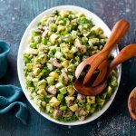 Салат з печінкою тріски, огірками і селерою