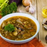 Зігріє і збадьорить: суп із сушеними грибами та сочевицею