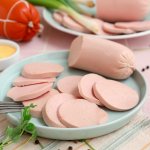 Проста варена ковбаса з курячих стегенець: наш рецепт-фаворит (відео)