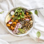 Оригінально і поживно: боул з бататом і маринованими яйцями