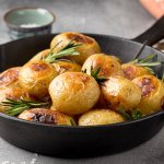 Всі хочуть цей гарнір: запечена картопля з соусом