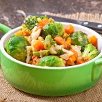 Овочеве рагу з броколі, брюссельською капустою і квасолею