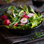 Салат з
редискою, руколою та насінням: пряний настрій у тарілці!