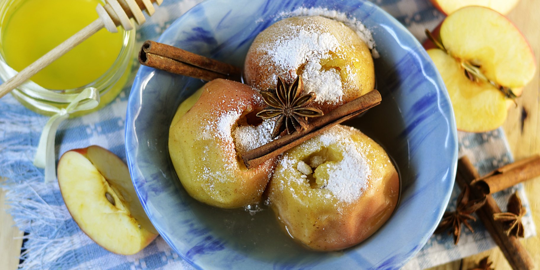 Печені яблука з медом і корицею