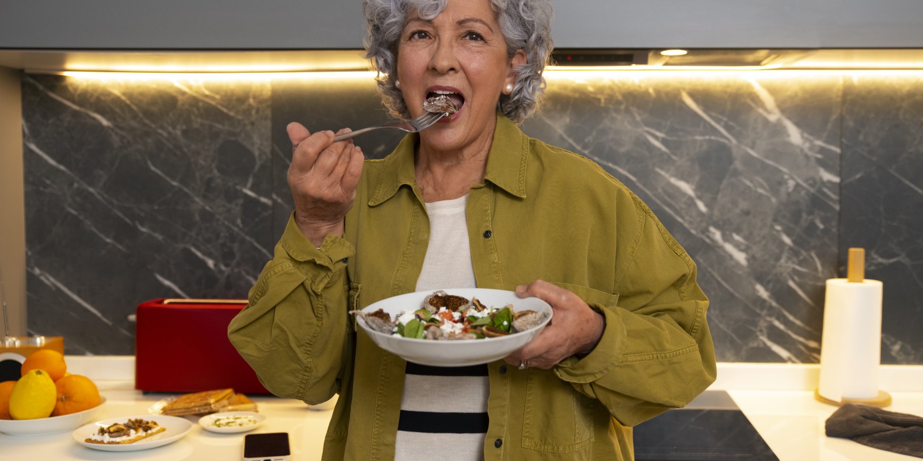 Жінка їсть страву