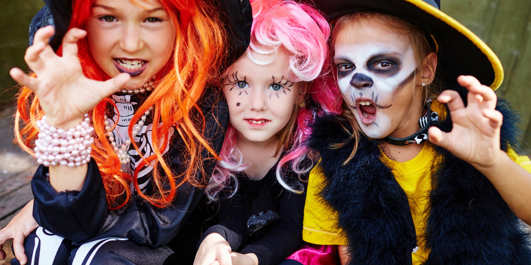 діти у костюмах на Гелловін
