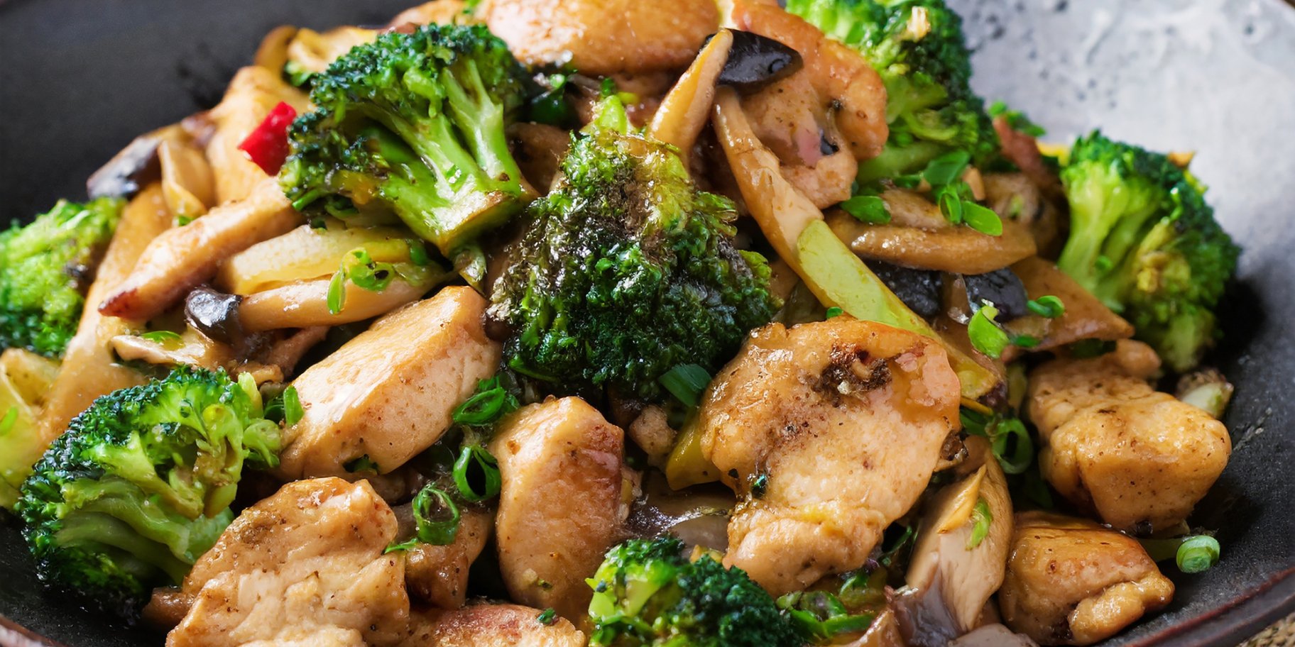 Курка з броколі і грибами