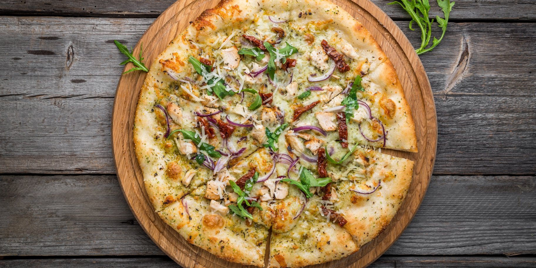 Італійська піца з вʼяленими томатами та лососем