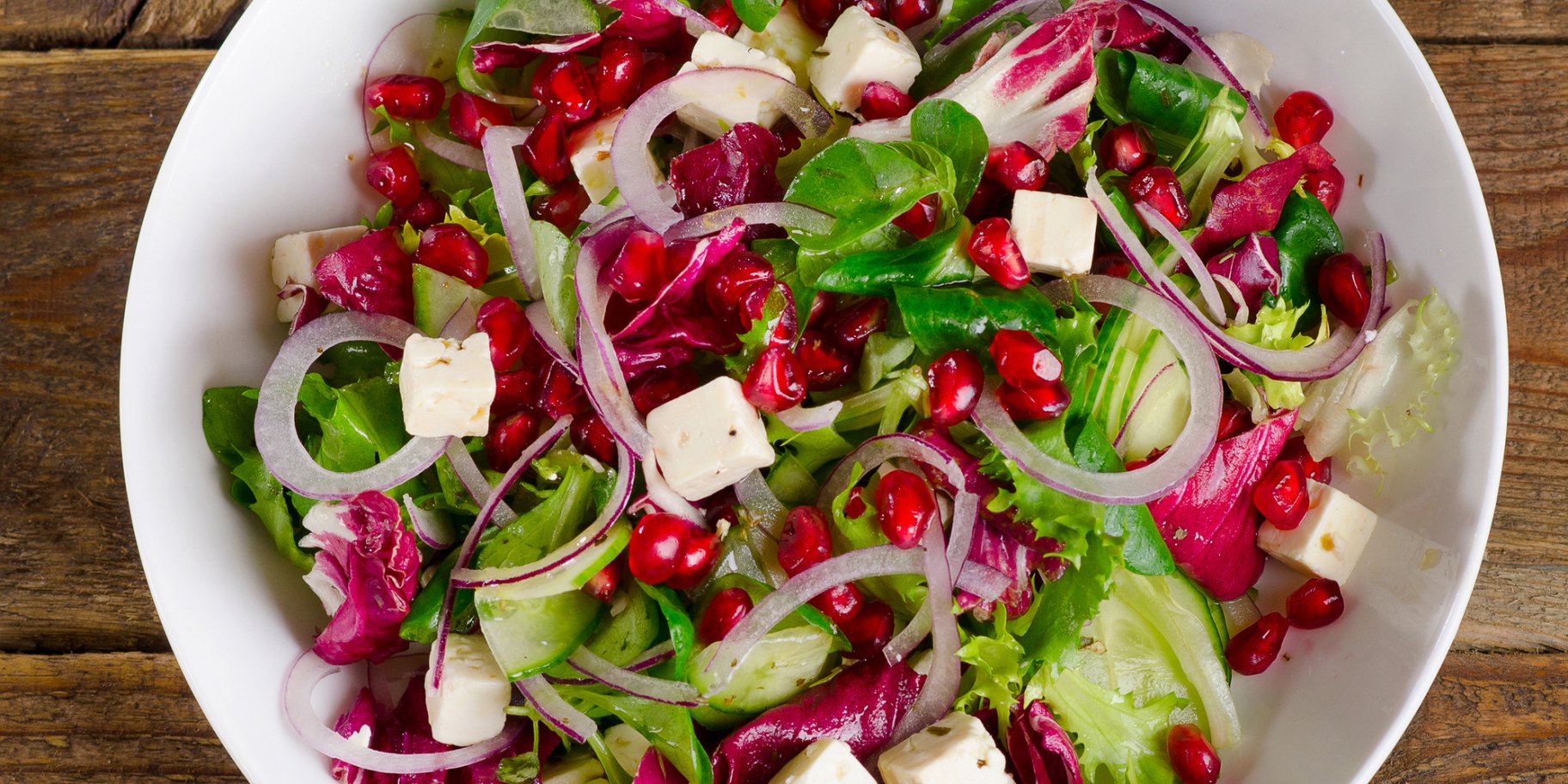 Салат с зеленью, гранатом и фетой