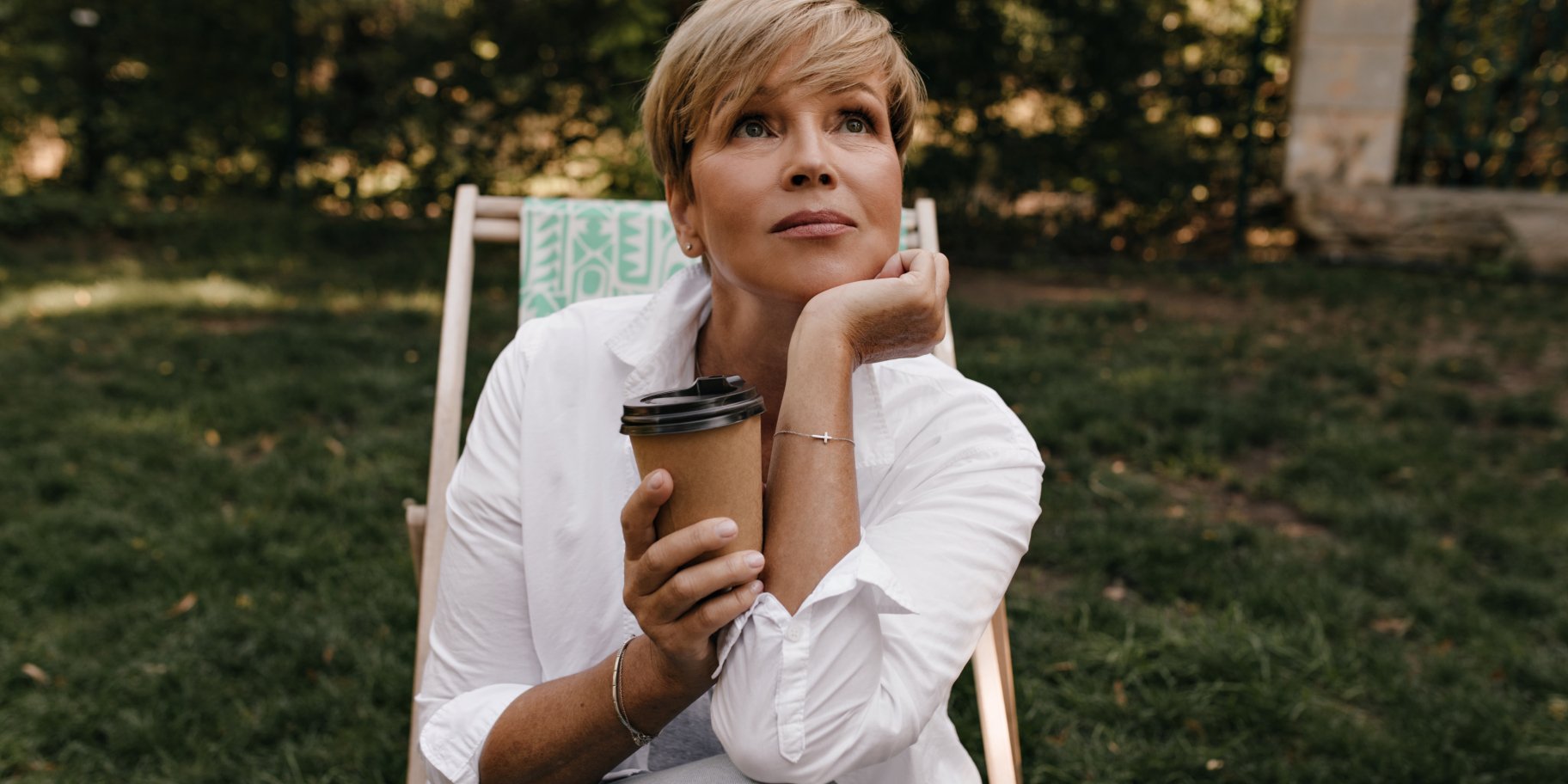 Жінка п'є каву