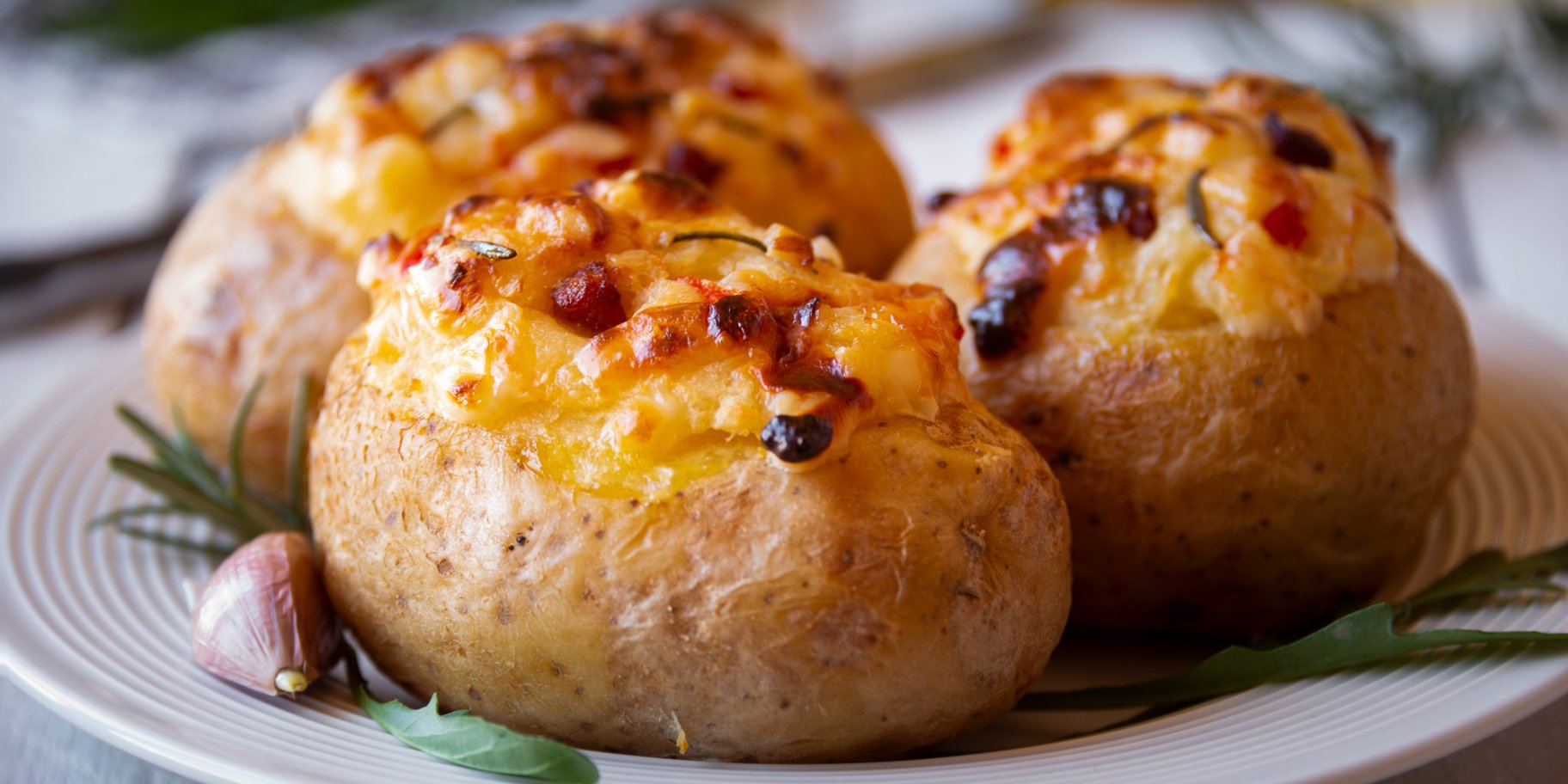 Запечена картопля під сиром