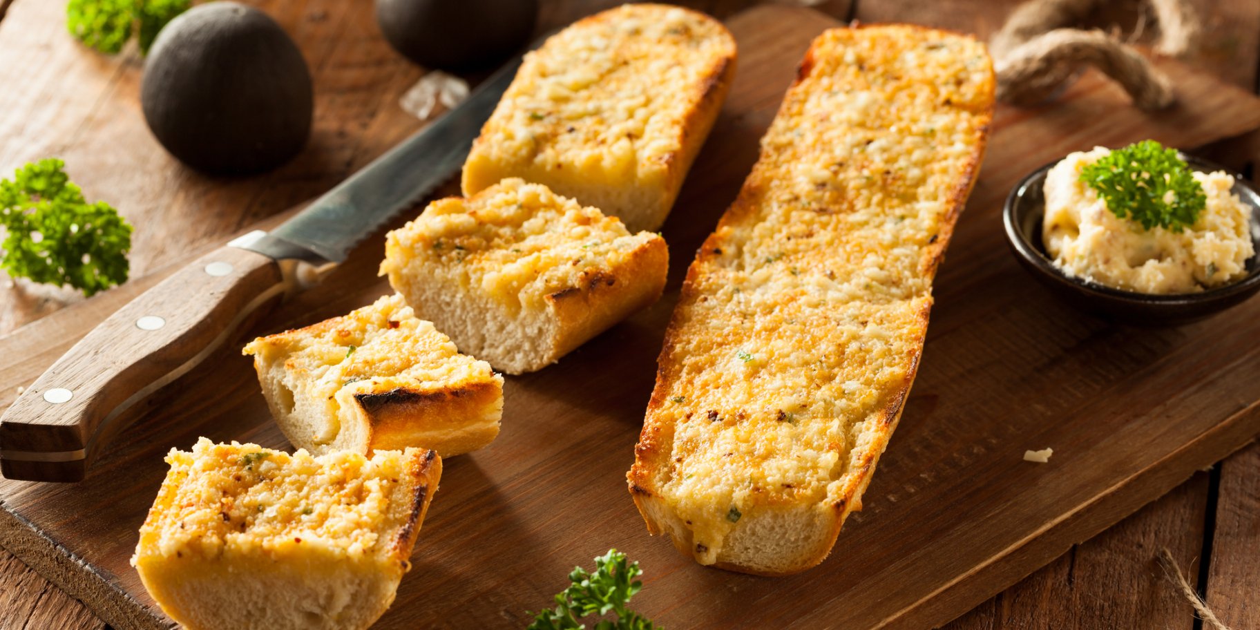 Багет із часниковою начинкою