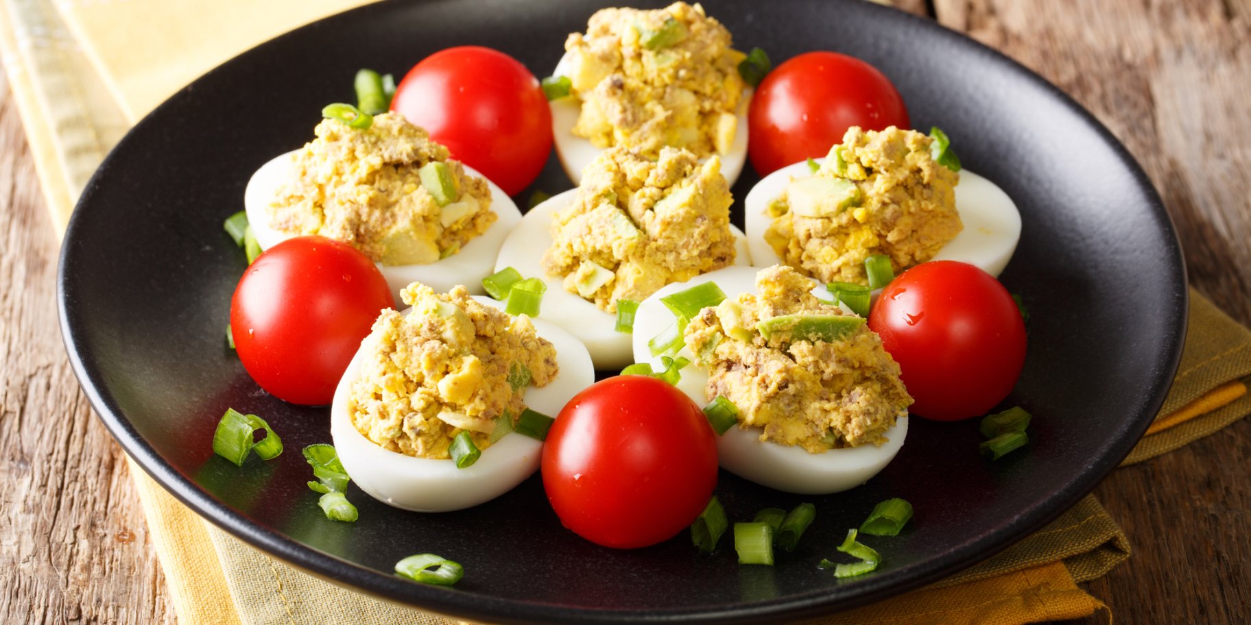 Фаршировані яйця з лососем