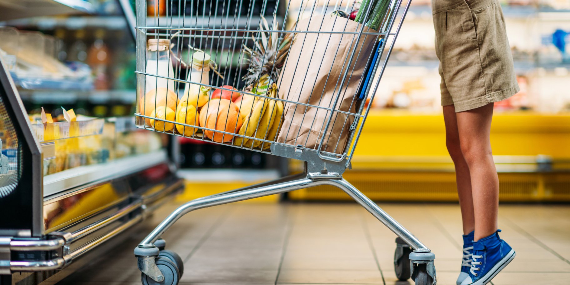 Дитина з візочком із супермаркету