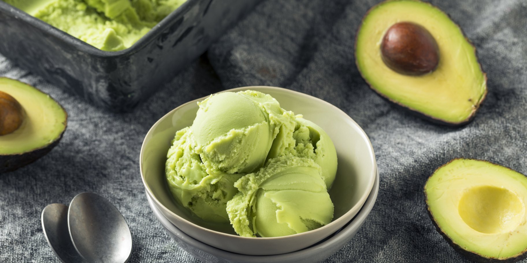Кульки мороженого за авокадо в тарілці